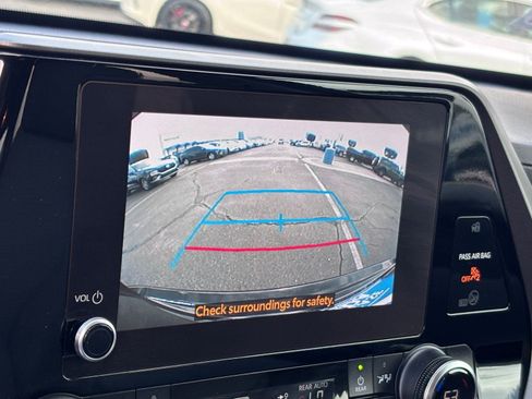 Used 2023 Toyota Highlander LE FWD image 28