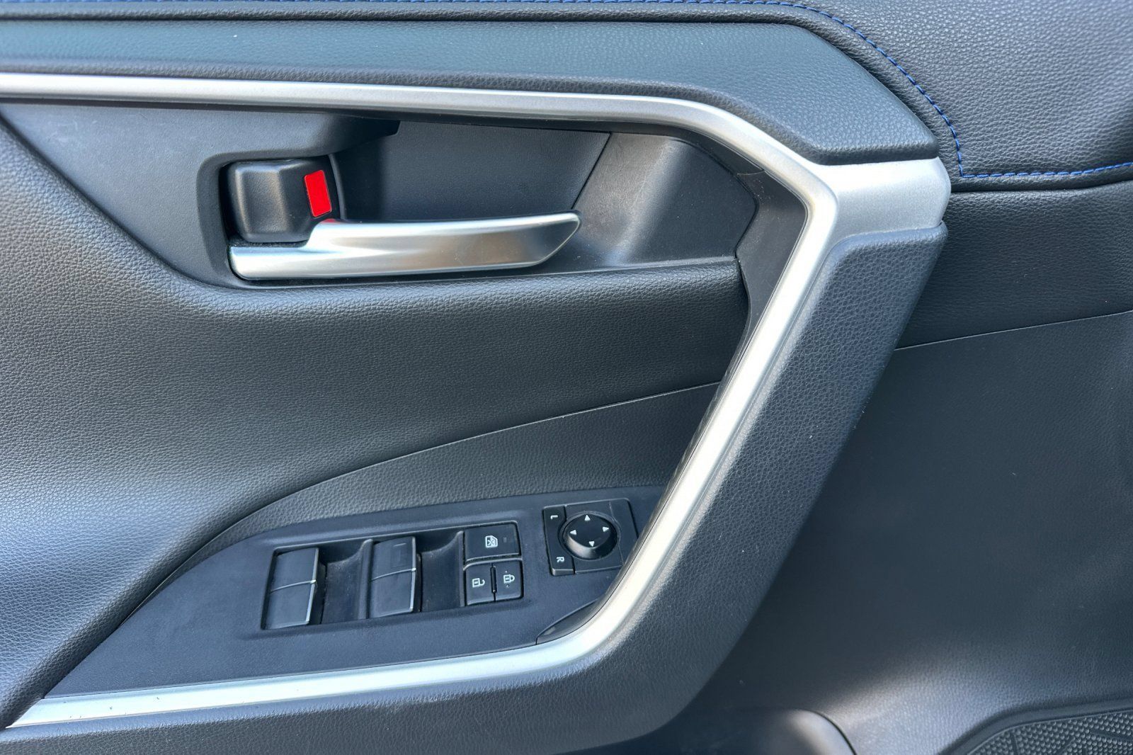 Used 2019 Toyota RAV4 XSE w/ Carpet Mat Package AWD/4WD image 11
