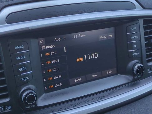 Used 2019 Kia Sorento FWD image 13