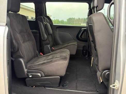 Used 2019 Dodge Grand Caravan SE FWD image 19