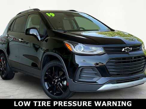 Used 2019 Chevrolet Trax LT w/ Sun & Sound Package AWD/4WD image 3