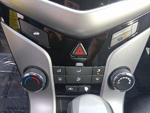 Used 2016 Chevrolet Cruze LT w/ Technology Package image 38