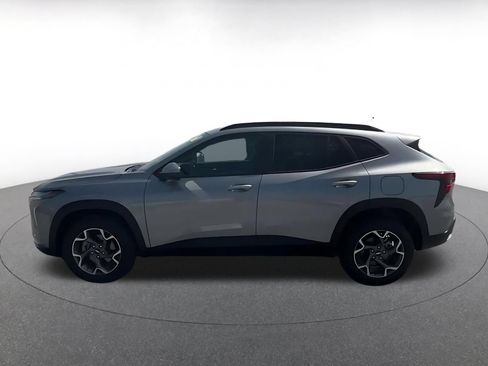 Used 2025 Chevrolet Trax LT FWD image 8