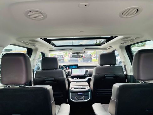 Used 2025 Ford Expedition Platinum w/ Platinum Ultimate Package AWD/4WD image 37