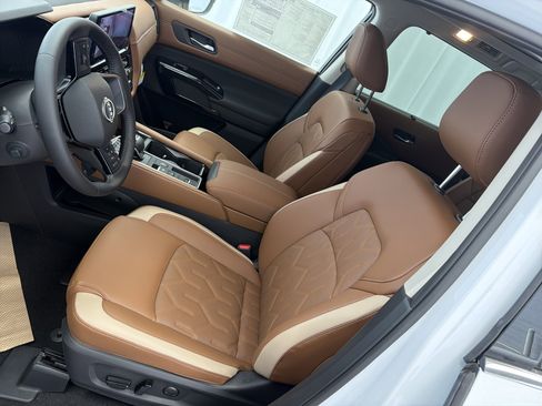 New 2026 Nissan Pathfinder Platinum FWD image 9