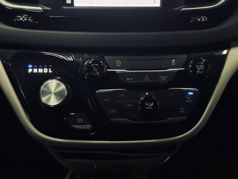 Used 2023 Chrysler Voyager LX image 32