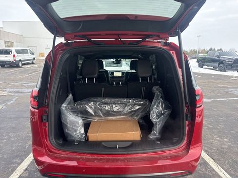 New 2026 Chrysler Pacifica Limited w/ S Appearance Package image 48
