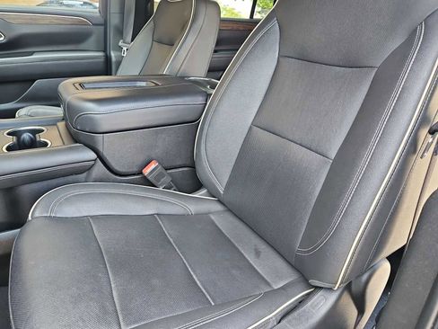 Used 2023 Chevrolet Suburban Premier AWD/4WD image 33