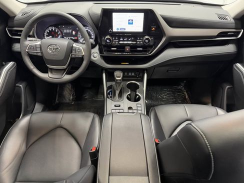 Used 2024 Toyota Highlander XLE image 12