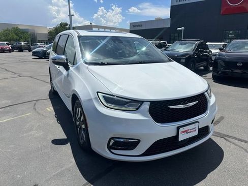 Used 2023 Chrysler Pacifica Limited FWD image 3
