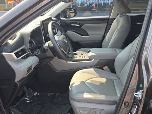 Used 2023 Toyota Highlander XLE AWD/4WD image 29