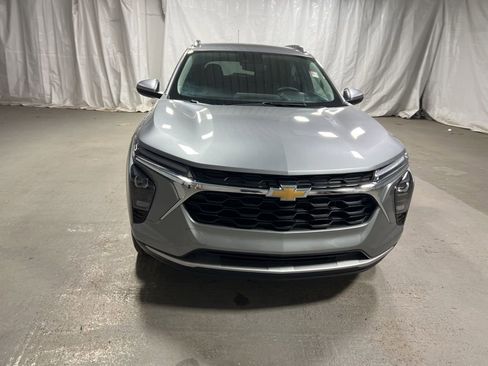 Used 2025 Chevrolet Trax LT w/ LT Convenience Package image 2