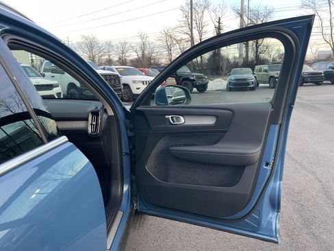 Used 2025 Volvo XC40 B5 Plus image 9