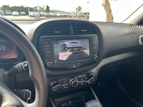 Used 2025 Kia Soul LX w/ LX Technology Package FWD image 24