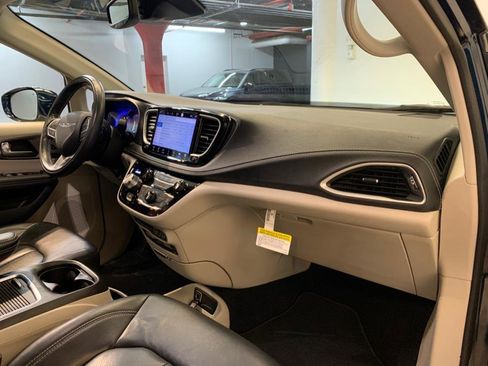 Used 2022 Chrysler Pacifica Touring-L w/ Uconnect Theater Family Group AWD/4WD image 57
