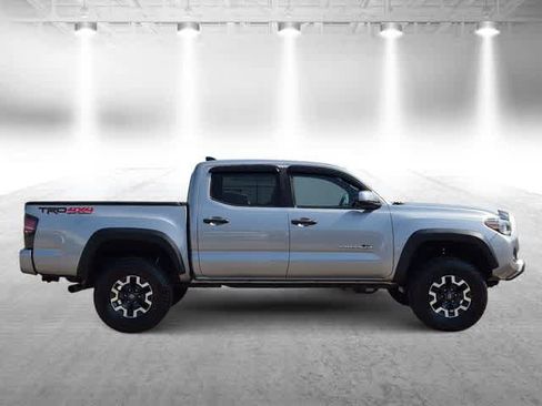 Used 2019 Toyota Tacoma TRD Off-Road AWD/4WD image 9