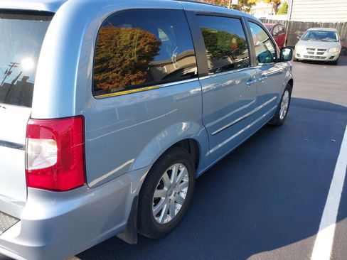 Used 2013 Chrysler Town & Country Touring image 2