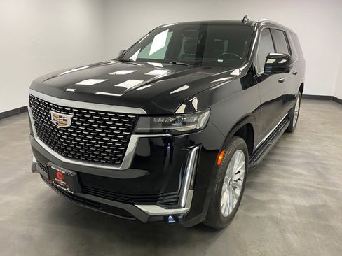 Used 2023 Cadillac Escalade ESV Luxury image 2