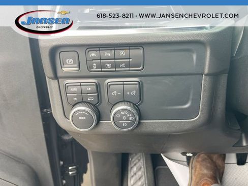 Used 2025 Chevrolet Suburban RST image 17