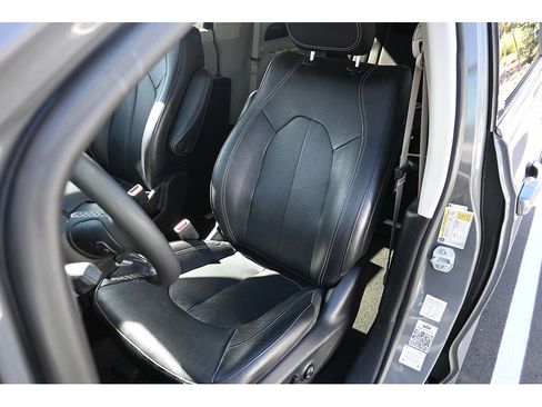 Used 2022 Chrysler Pacifica Touring-L FWD image 14