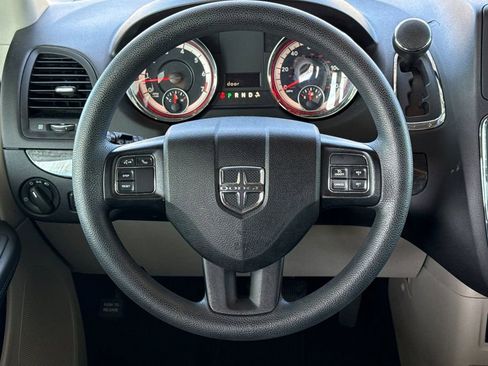 Used 2018 Dodge Grand Caravan SE w/ UConnect Hands-Free Group image 20