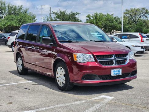 Used 2019 Dodge Grand Caravan SE w/ UConnect Hands-Free Group FWD image 3