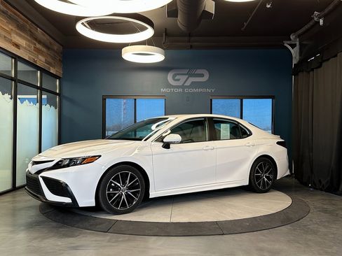 Used 2022 Toyota Camry SE image 7