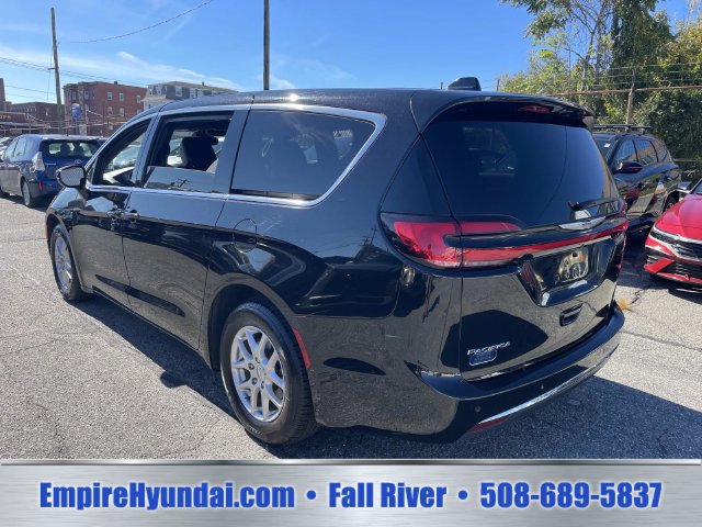Used 2025 Chrysler Pacifica Select FWD image 9