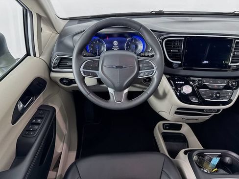 Used 2023 Chrysler Pacifica Touring-L FWD image 22