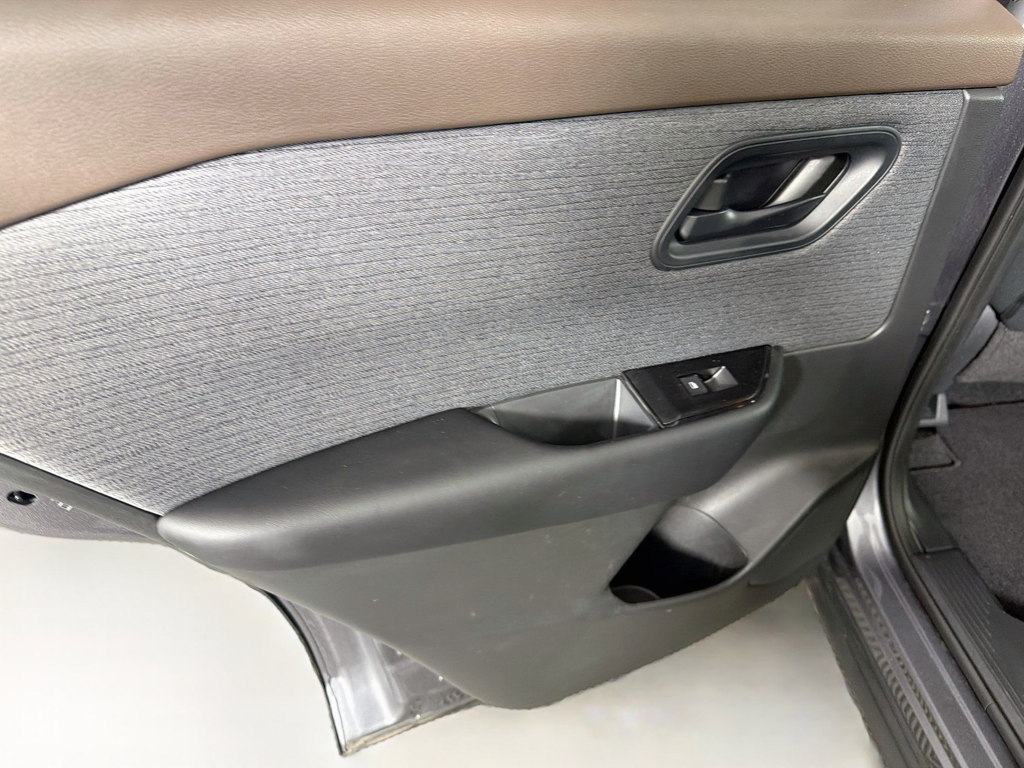 Used 2023 Nissan Rogue S FWD image 25