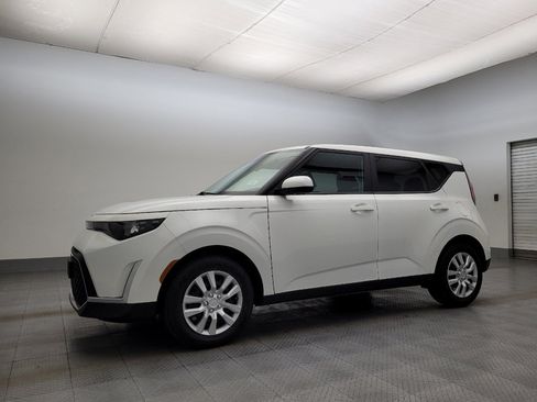 Used 2024 Kia Soul LX image 2