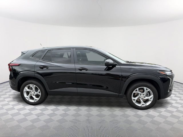 Used 2026 Chevrolet Trax LS w/ LS Convenience Package FWD image 4