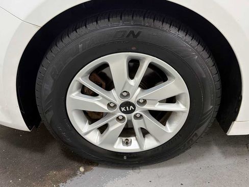 Used 2017 Kia Optima LX FWD image 10