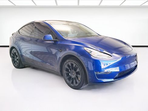 Used 2024 Tesla Model Y 2WD image 3