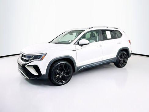 Used 2022 Volkswagen Taos SEL w/ Panoramic Sunroof Package FWD image 3