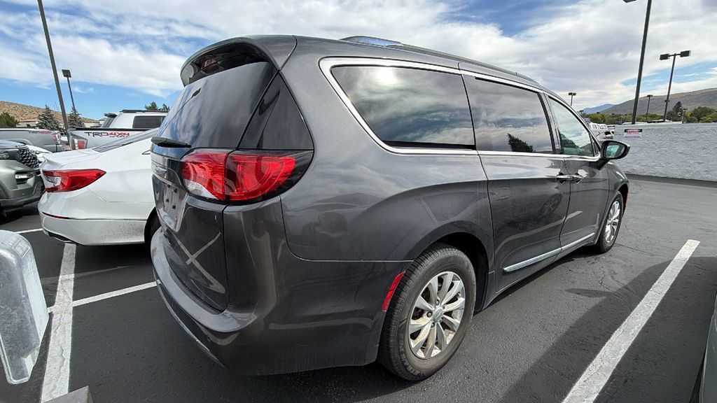 Used 2017 Chrysler Pacifica Touring-L FWD image 2