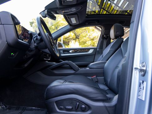 Certified 2025 Porsche Cayenne Coupe image 29