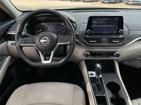 Used 2025 Nissan Altima 2.5 SV FWD image 9