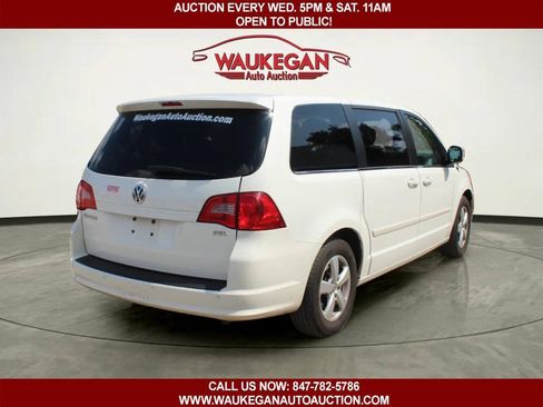 Used 2009 Volkswagen Routan SEL FWD image 3