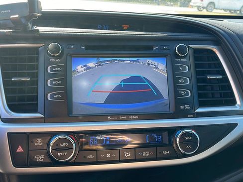 Used 2019 Toyota Highlander SE image 17