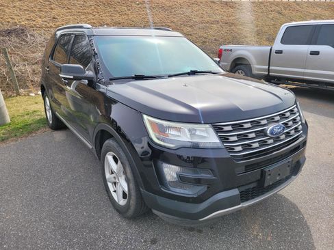 Used 2016 Ford Explorer XLT w/ Equipment Group 202A image 3