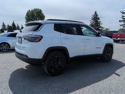 Used 2024 Jeep Compass Latitude AWD/4WD image 2