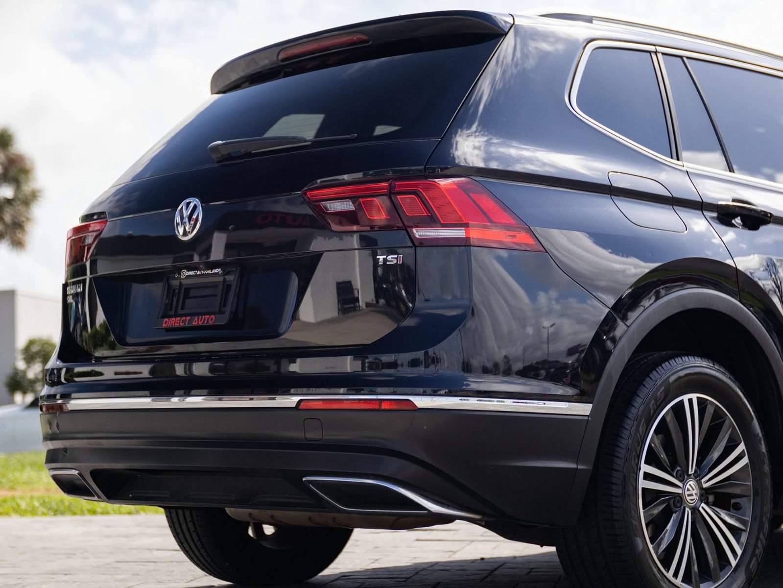 Used 2018 Volkswagen Tiguan SEL FWD image 12