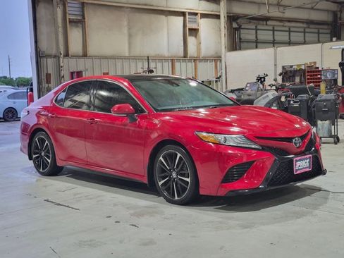 Used 2020 Toyota Camry XSE FWD image 3