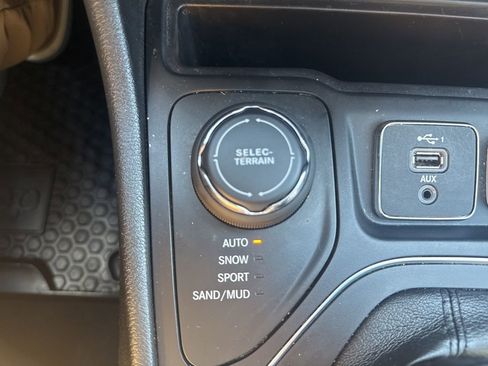 Used 2019 Jeep Cherokee Latitude Plus w/ Comfort/Convenience Group image 24