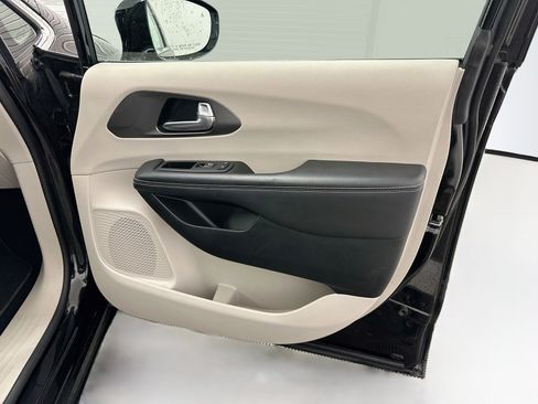 Used 2024 Chrysler Pacifica Touring-L FWD image 34