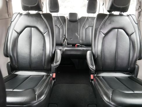 Certified 2024 Chrysler Pacifica Touring-L image 13