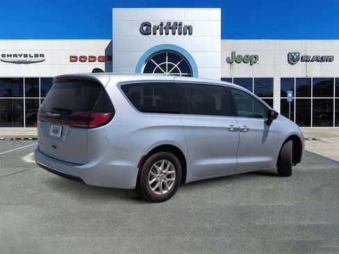 Used 2024 Chrysler Pacifica Touring-L FWD image 4