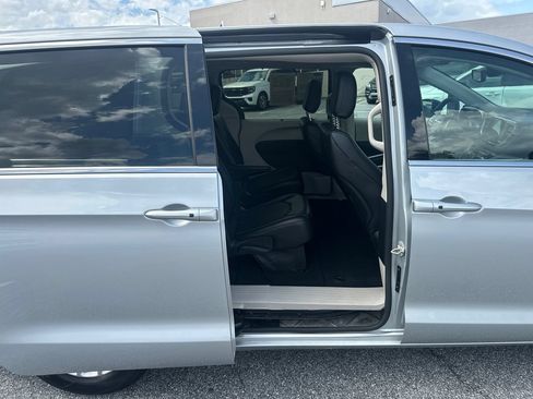 Used 2024 Chrysler Pacifica Touring-L FWD image 17