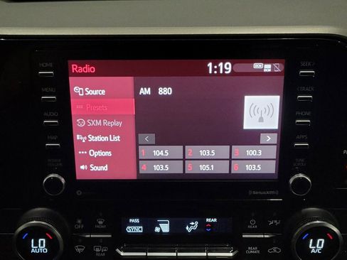 Used 2020 Toyota Highlander L AWD/4WD image 25
